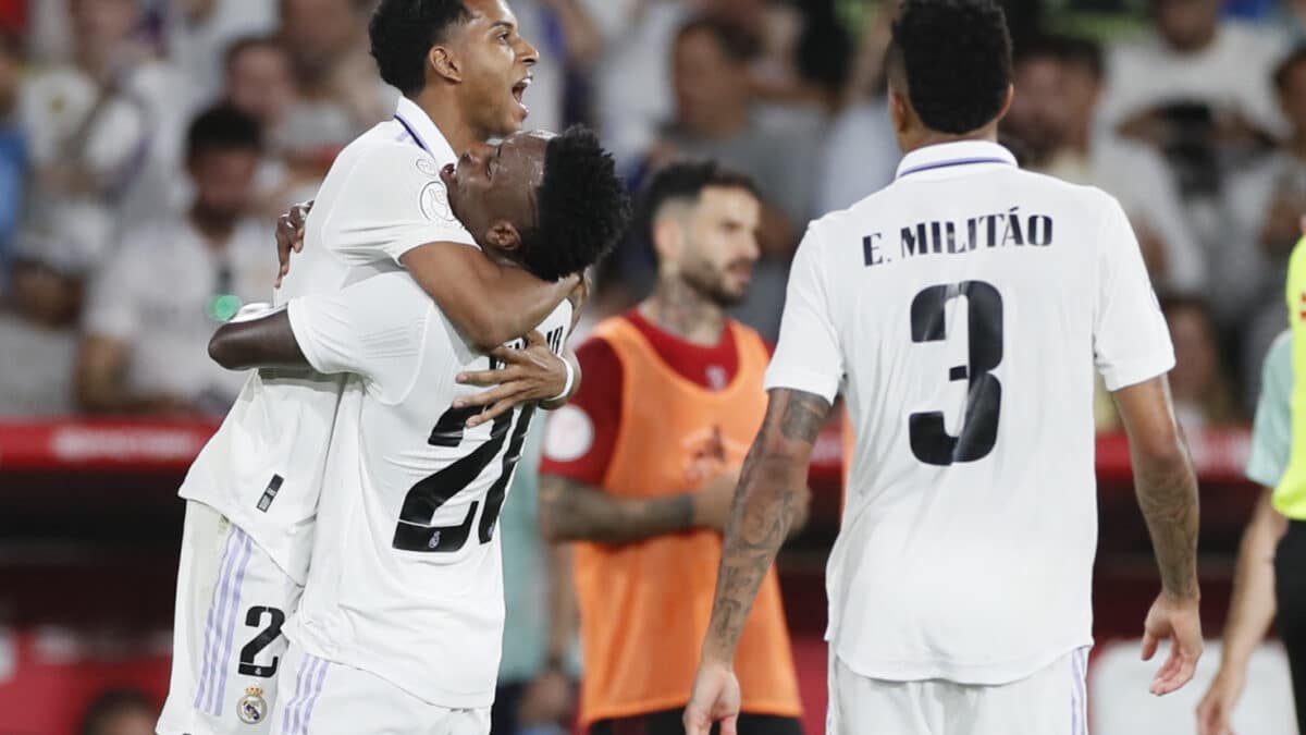 Rodrygo y Vinicius se abrazan tras el segundo gol en la final de la Copa del Rey en Sevilla.