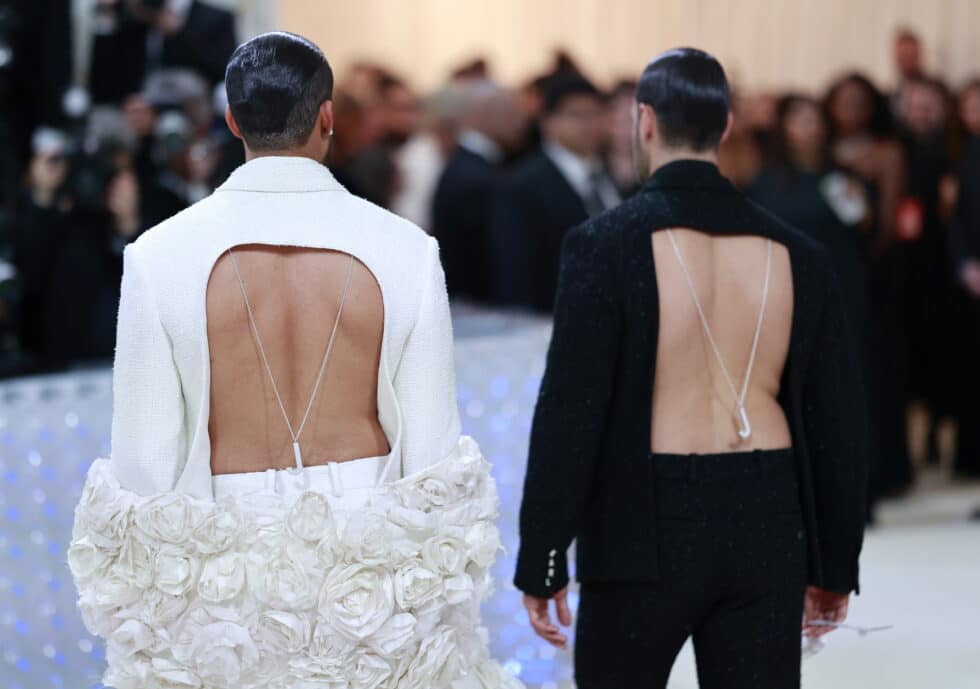 Bad Bunny (L) y Simon Porte Jacquemus llegan a la alfombra de la Met Gala 2023