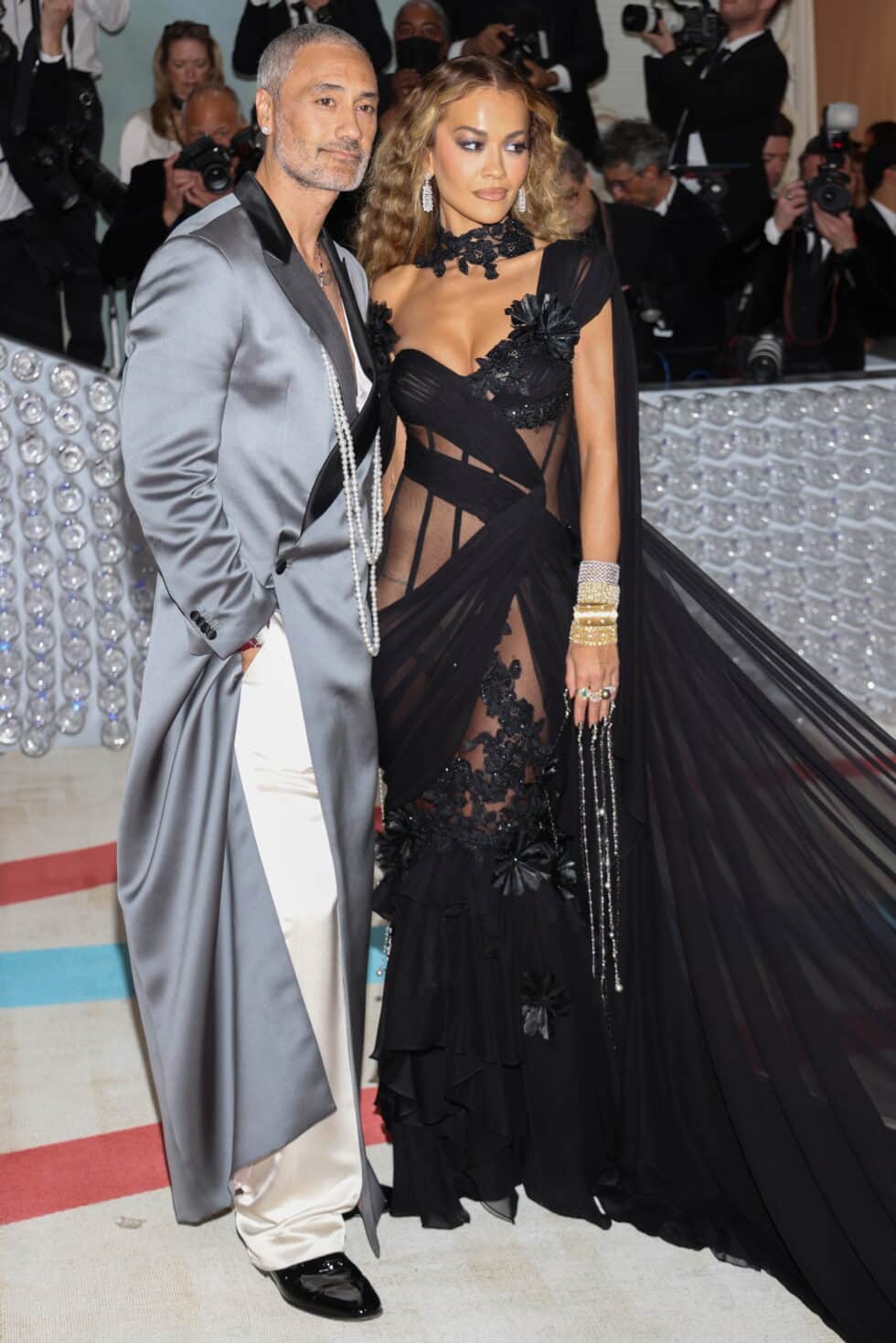 El cineasta neozelandés Taika Waititi (L) y la cantante británica Rita Ora llegan a la alfombra roja de la Met Gala 2023