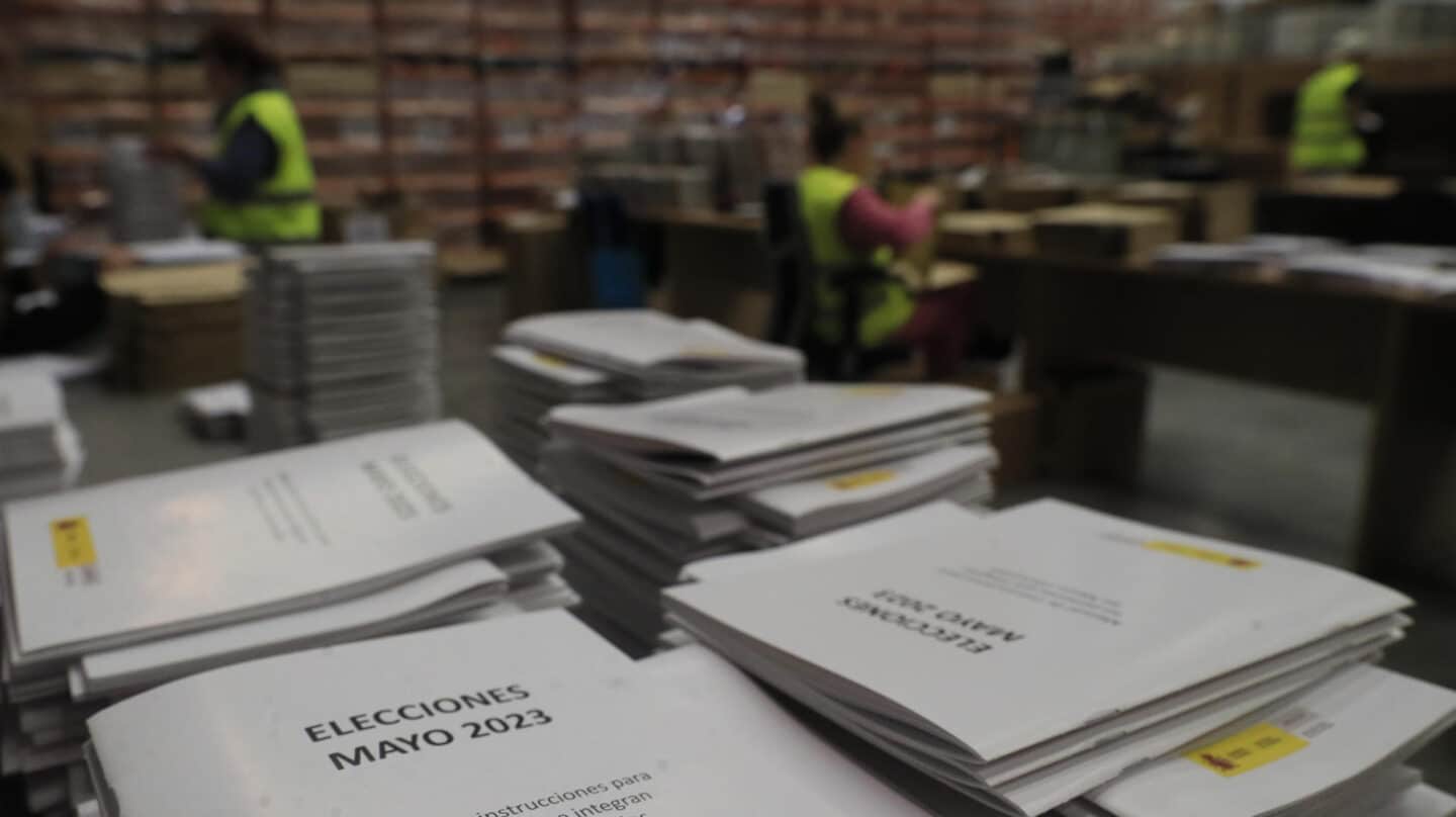 Manuales para miembros de mesas electorales en el centro logístico electoral de la Delegación del Gobierno.