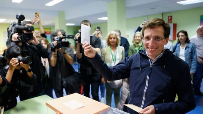 El alcalde de Madrid y candidato a la reelección por el PP, José Luis Martínez-Almeida, ejerce su derecho al voto en el Colegio José Ortega y Gasset.