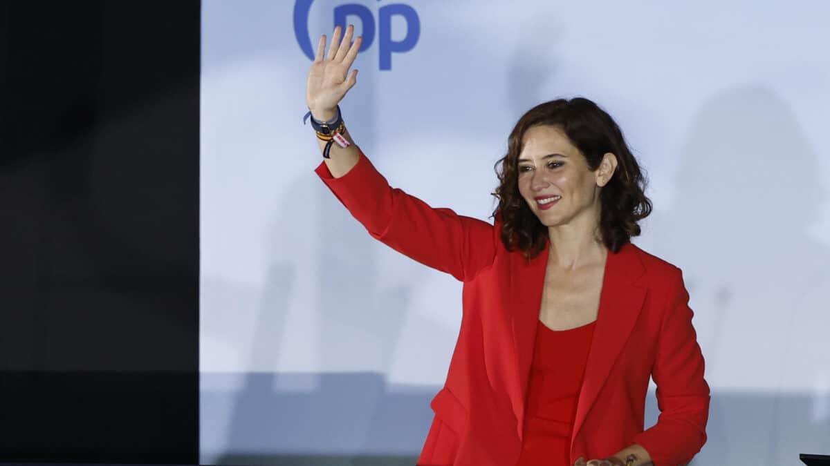La presidenta de la Comunidad de Madrid y candidata a la reelección por el PP, Isabel Díaz Ayuso, saluda desde el balcón de Génova tras conocer los resultados electorales en Madrid