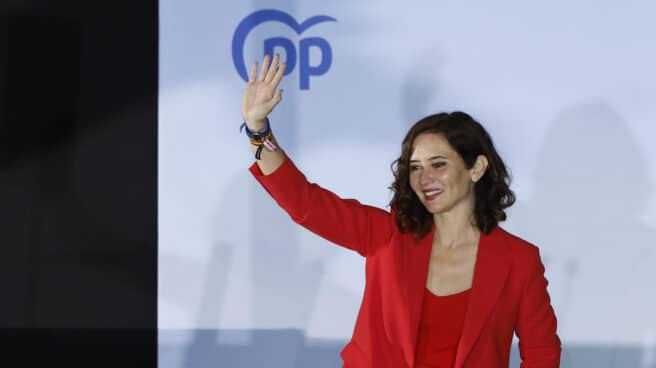 La presidenta de la Comunidad de Madrid y candidata a la reelección por el PP, Isabel Díaz Ayuso, saluda desde el balcón de Génova tras conocer los resultados electorales en Madrid