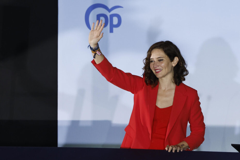 La presidenta de la Comunidad de Madrid y candidata a la reelección por el PP, Isabel Díaz Ayuso, saluda desde el balcón de Génova tras conocer los resultados electorales en Madrid