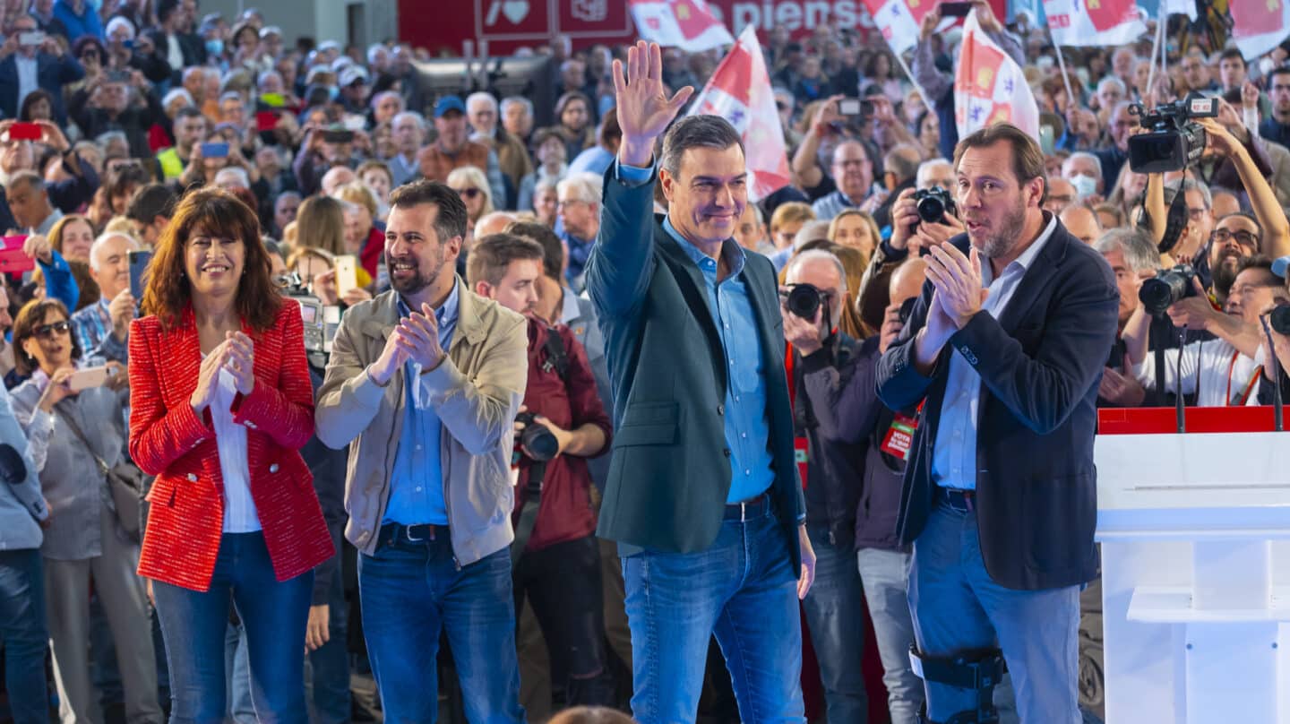 El secretario general del PSOE y presidente del Gobierno, Pedro Sánchez (2d), con Óscar Puente (d), alcalde de Valladolid y candidato a la reelección; Luis Tudanca, secretario general del PSOE de Castilla y León, Luis Tudanca (2i), y Ana Redondo, concejal de Cultura y Turismo de la capital castellanoleonesa, este 21 de mayo de 2023 en el pabellón 1 de la Feria de Muestras de Valladolid.