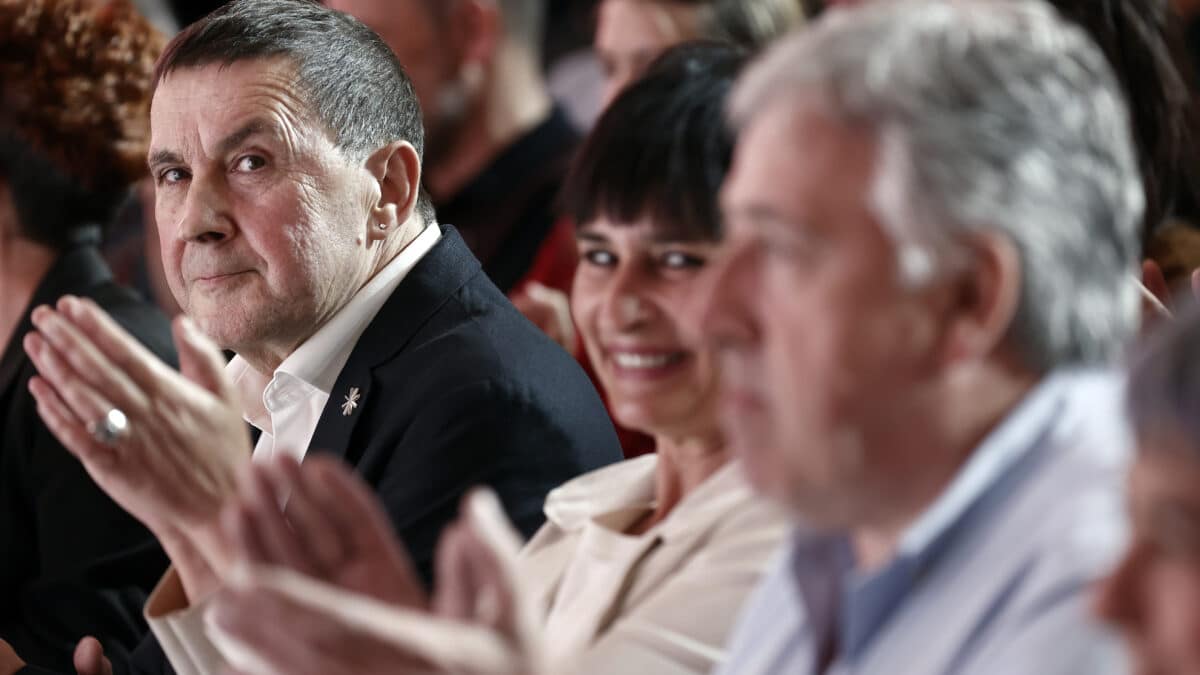 El coordinador general de EH Bildu, Arnaldo Otegi, acompaña a los candidatos a la presidencia del Gobierno de Navarra y al Ayuntamiento de Pamlona, Laura Aznal y Joseba Asiron (Efe).