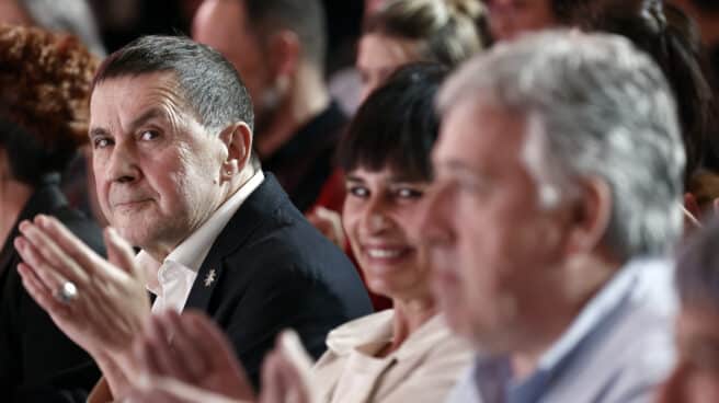 El coordinador general de EH Bildu, Arnaldo Otegi, acompaña a los candidatos a la presidencia del Gobierno de Navarra y al Ayuntamiento de Pamlona, Laura Aznal y Joseba Asiron (Efe). El coordinador general de EH Bildu, Arnaldo Otegi, acompaña a los candidatos a la presidencia del Gobierno de Navarra y al Ayuntamiento de Pamlona, Laura Aznal y Joseba Asiron (Efe).