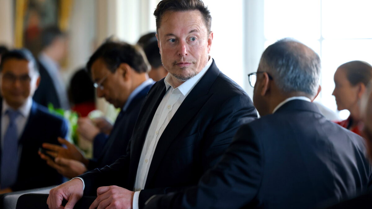 El CEO de SpaceX, Twitter y el fabricante de coches eléctricos Tesla, Elon Musk (C), conversa con otro CEO antes de una mesa redonda durante la 6ª edición de la Cumbre 'Choose France'