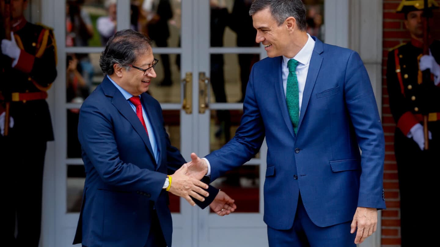 MADRID, 04/05/2023.- El presidente del Gobierno, Pedro Sánchez (d) saluda al presidente de Colombia, Gustavo Petro (i) a su llegada este jueves al Palacio de la Moncloa en Madrid. EFE/ Juan Carlos Hidalgo
