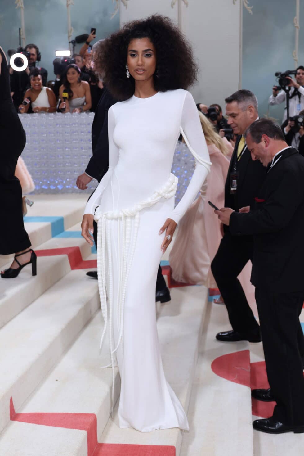 Imaan Hammam llega a la alfombra para la Met Gala 2023