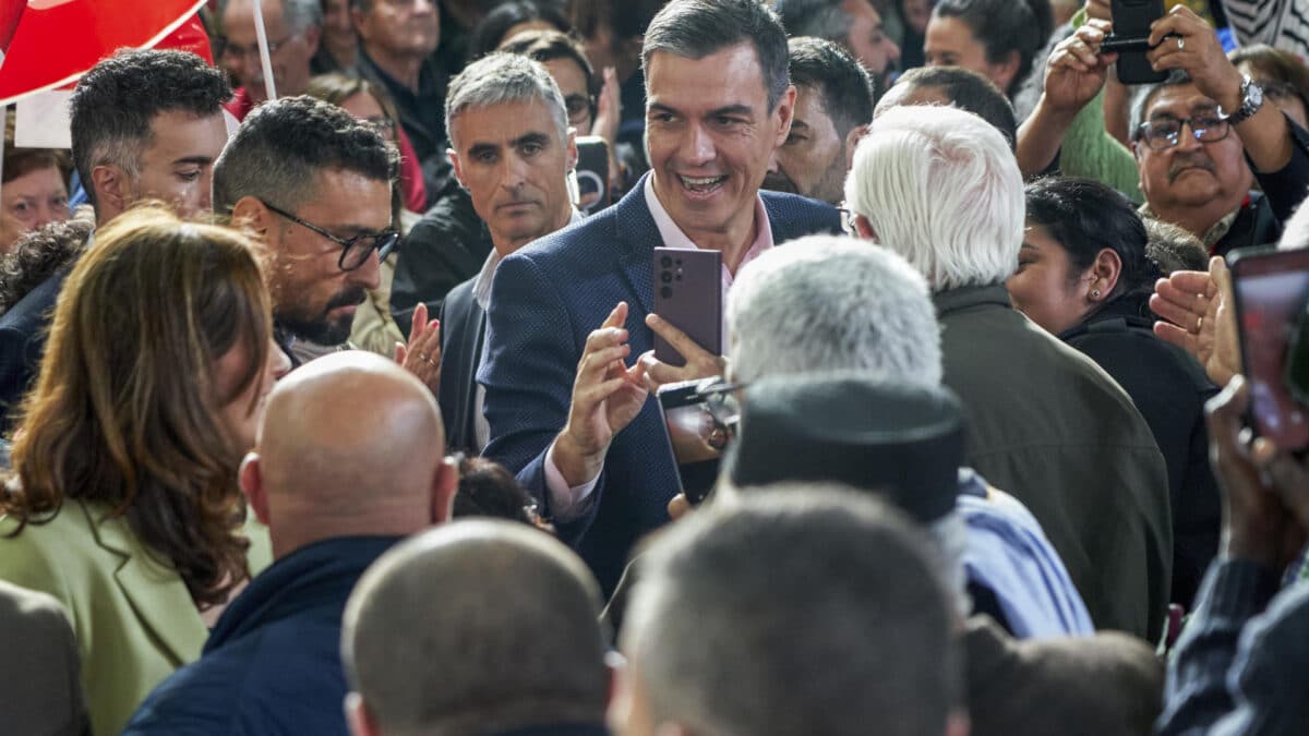 El presidente del Gobierno y líder del PSOE, Pedro Sánchez, participa en un acto electoral este lunes, en Vitoria.