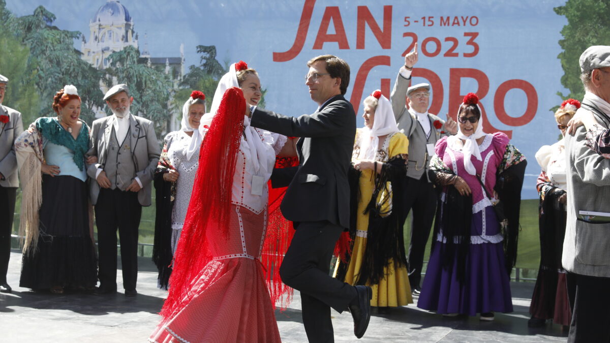 Almeida baila un chotis durante la presentación de las fiestas de San Isidro 2023