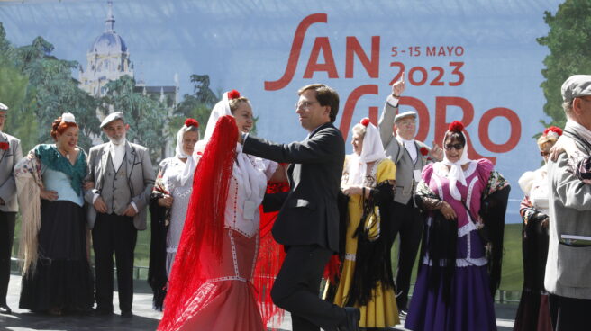 Almeida baila un chotis durante la presentación de las fiestas de San Isidro 2023