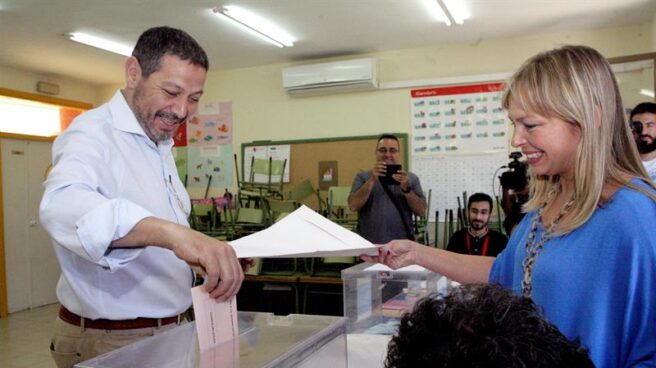 El presidente de CPM, Mustafa Aberchán, deposita su voto en una urna en Melilla