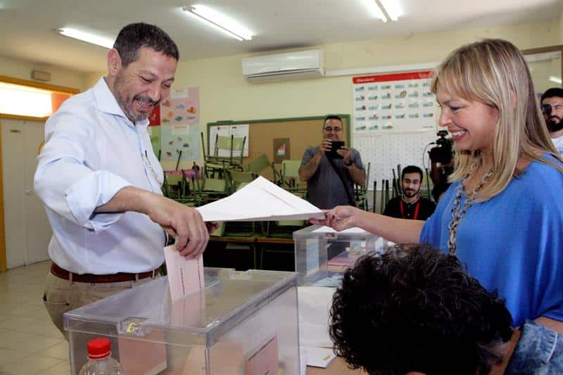 El presidente de CPM, Mustafa Aberchán, deposita su voto en una urna en Melilla