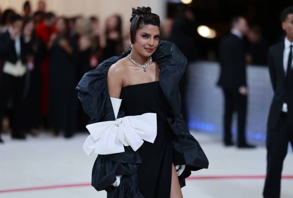 La actriz india Priyanka Chopra llega a la alfombra roja de la Met Gala 2023,