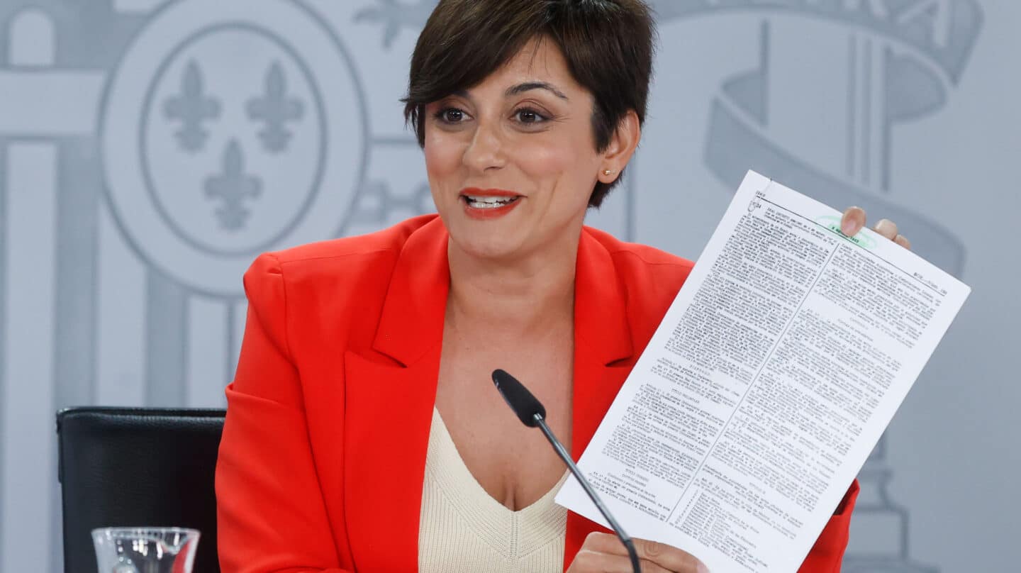 MADRID, 03/05/2023.- La ministra de Política Territorial y Portavoz del Gobierno, Isabel Rodríguez (c), durante la rueda de prensa posterior a la reunión del Consejo de Ministros, este miércoles en el complejo del Palacio de la Moncloa, en Madrid. EFE/ Juan Carlos Hidalgo