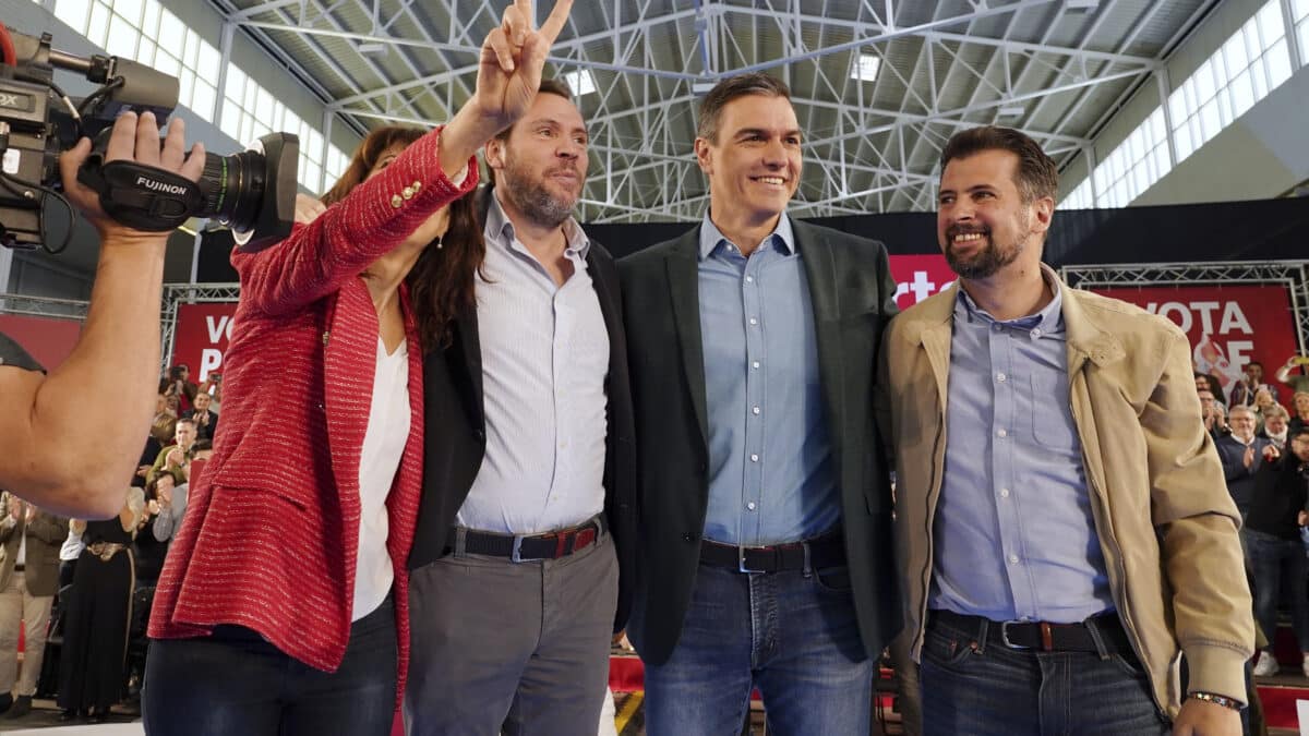 VALLADOLID.21/05/2023.-El secretario general del PSOE y presidente del Gobierno, Pedro Sánchez (2d), participaneste domingo en un mitin en Valladolid, junto al secretario general del PSCYL, Luis Tudanca (d), y el candidato a la reelección a la alcaldía de esta ciudad, Óscar Puente (2i).EFE/Nacho Gallego