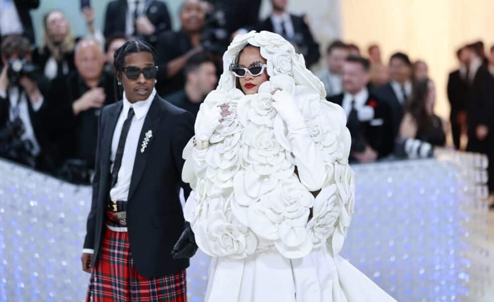 ASAP Rocky (L) y Rihanna en la alfombra de la Met Gala 2023