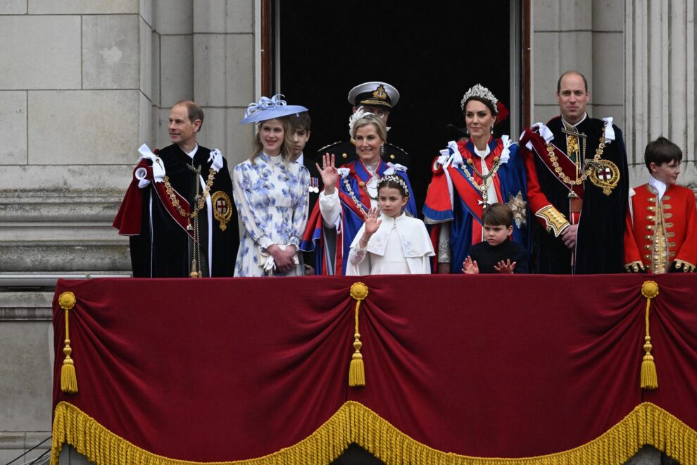 A la izquierda de los Reyes, los príncipes de Gales, los duques de Edimburgo y la princesa Ana con su marido