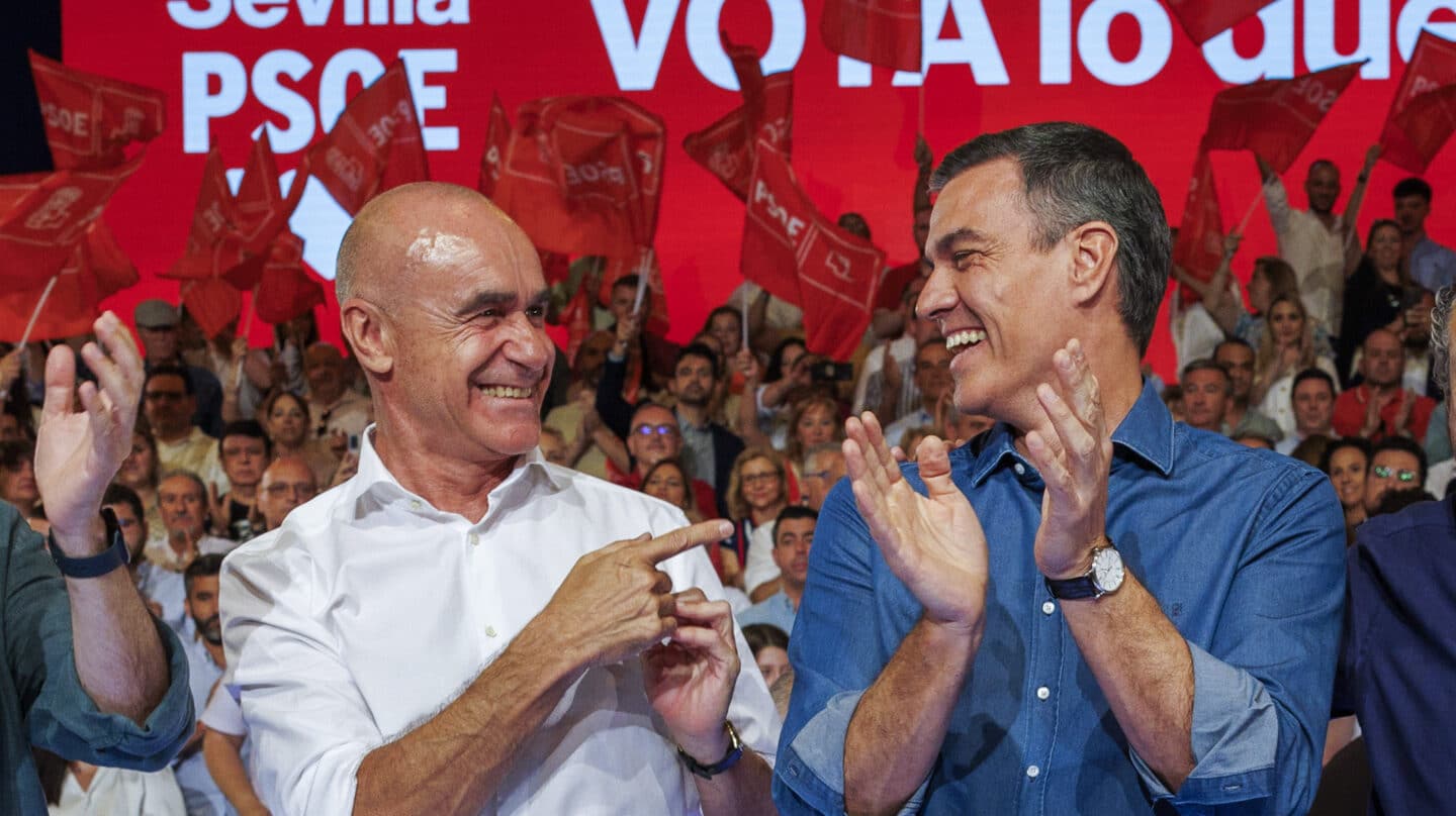 SEVILLA, 13/05/2023.- El presidente del Gobierno y secretario general del PSOE, Pedro Sánchez, junto al alcalde de Sevilla y candidato socialista a la reelección, Antonio Muñoz(i) durante el acto de campaña para las elecciones municipales del 28 de mayo hoy sábado en el Palacio de Congresos de la capital andaluza. EFE/ Julio Muñoz