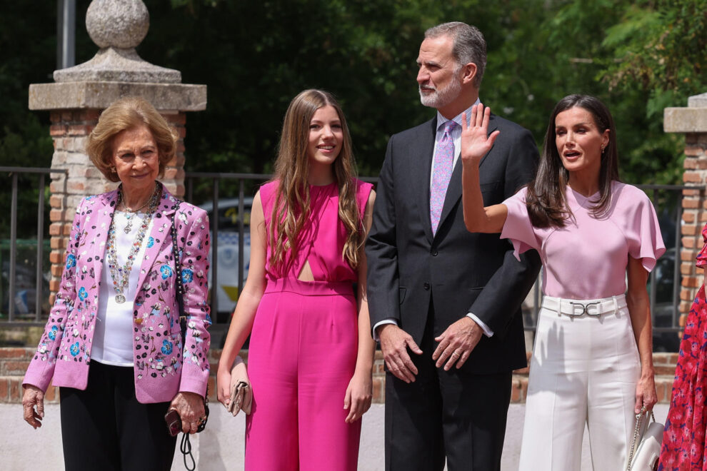 También la reina Letizia se ha puesto un look en tonos rosa, como su suegra y su madre, Paloma Rocasolano