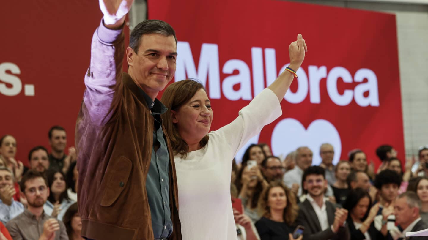 PALMA DE MALLORCA (ISLAS BALEARES), 17/05/2023.- El secretario general del PSOE y presidente del Gobierno, Pedro Sánchez (i), y la secretaria general del PSIB-PSOE, presidenta del Govern y candidata a la reelección, Francina Armengol, participan en un acto de campaña electoral este miércoles, en Palma de Mallorca (Islas Baleares). EFE/ Cati Cladera