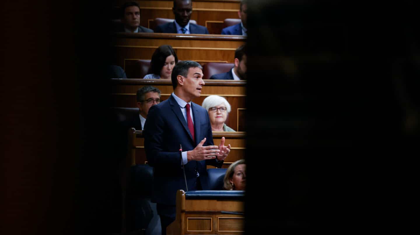 MADRID, 10/05/2023.- El presidente del gobierno, Pedro Sánchez, interviene en la última sesión de control antes de la campaña de las elecciones municipales y autonómicas del 28 M, este miércoles en el Congreso de los Diputados en Madrid. EFE/Javier Lizón