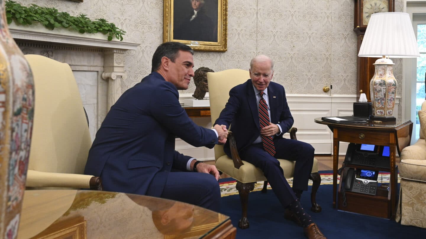 WASHINGTON, 12/05/2023.- El presidente del Gobierno, Pedro Sánchez (i), ha mantenido hoy un encuentro con el presidente de los Estados Unidos de América, Joe Biden (d), hoy viernes en el Despacho Oval de la Casa Blanca, en Washington. EFE/Moncloa/Borja Puig de la Bellacasa ***SOLO USO EDITORIAL/SOLO DISPONIBLE PARA ILUSTRAR LA NOTICIA QUE ACOMPAÑA (CRÉDITO OBLIGATORIO)***