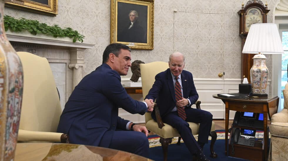WASHINGTON, 12/05/2023.- El presidente del Gobierno, Pedro Sánchez (i), ha mantenido hoy un encuentro con el presidente de los Estados Unidos de América, Joe Biden (d), hoy viernes en el Despacho Oval de la Casa Blanca, en Washington. EFE/Moncloa/Borja Puig de la Bellacasa ***SOLO USO EDITORIAL/SOLO DISPONIBLE PARA ILUSTRAR LA NOTICIA QUE ACOMPAÑA (CRÉDITO OBLIGATORIO)***