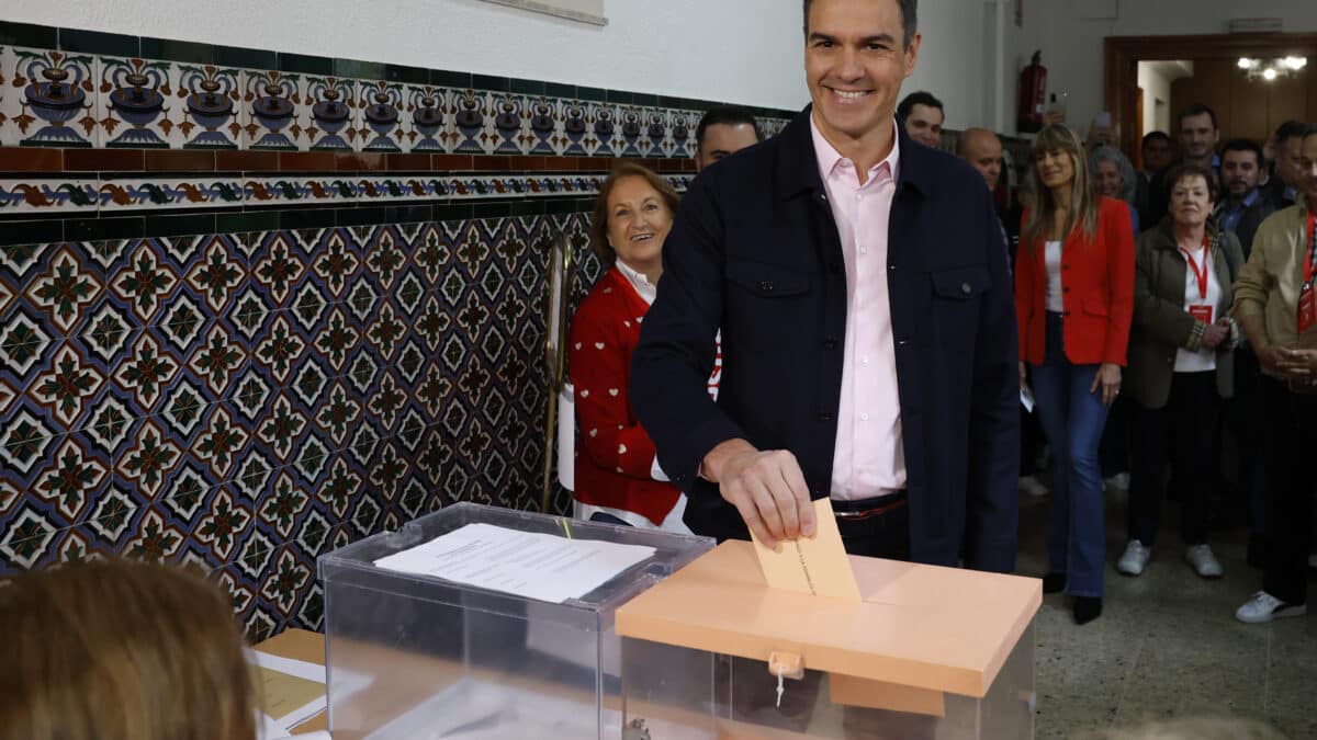 El presidente del Gobierno, Pedro Sánchez, ejerce su derecho al voto en el colegio Nuestra Señora del Buen Consejo.