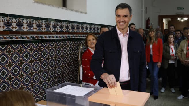 El presidente del Gobierno, Pedro Sánchez, ejerce su derecho al voto en el colegio Nuestra Señora del Buen Consejo.