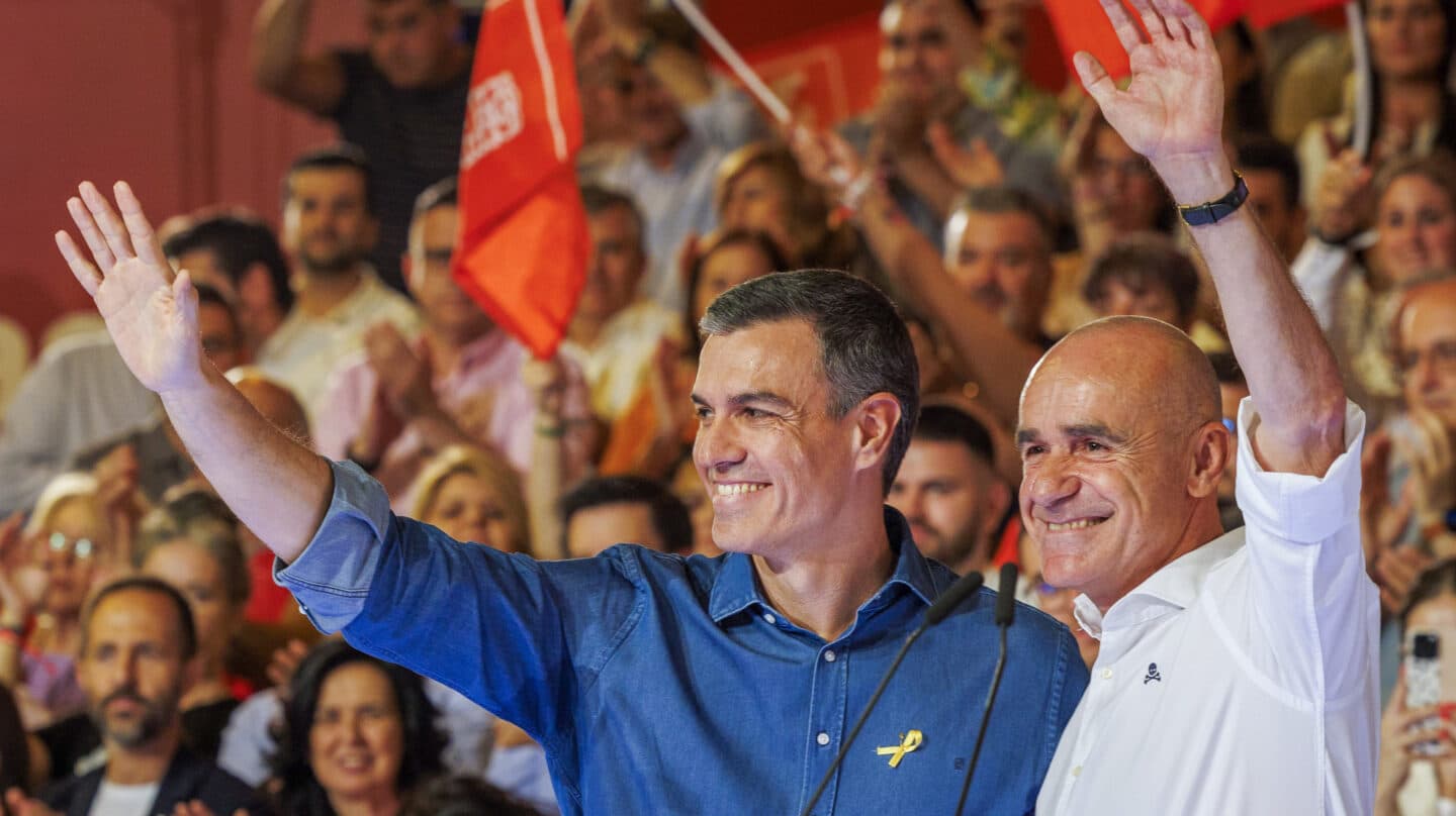 SEVILLA, 13/05/2023.- El presidente del Gobierno y secretario general del PSOE, Pedro Sánchez, y el candidato socialista a la reelección, Antonio Muñoz (d), durante el acto de campaña para las elecciones municipales del 28 de mayo hoy sábado en el Palacio de Congresos de la capital andaluza. EFE/ Julio Muñoz