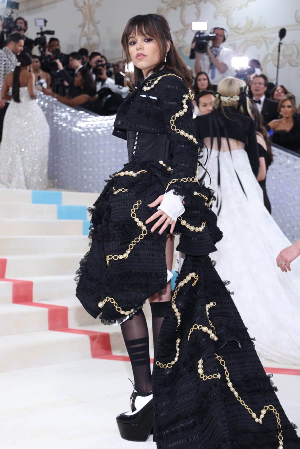 La actriz estadounidense Jenna Ortega llega a la alfombra roja de la Met Gala 2023