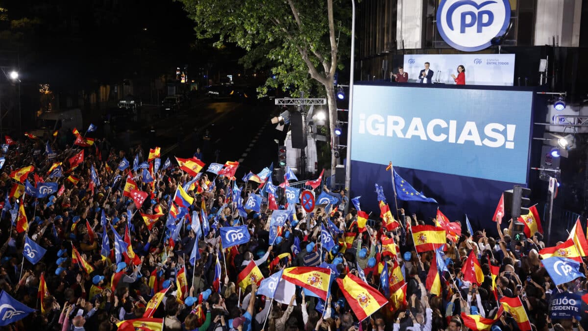 Isabel Díaz Ayuso, el alcalde y candidato a la reelección José Luis Martínez-Almeida y el presidente del partido Alberto Núñez Feijóo, saludan desde el balcón de Génova.