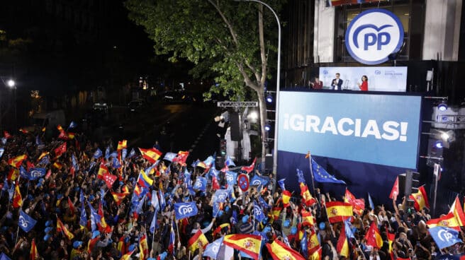 génova Isabel Díaz Ayuso, el alcalde y candidato a la reelección José Luis Martínez-Almeida y el presidente del partido Alberto Núñez Feijóo, saludan desde el balcón de Génova.