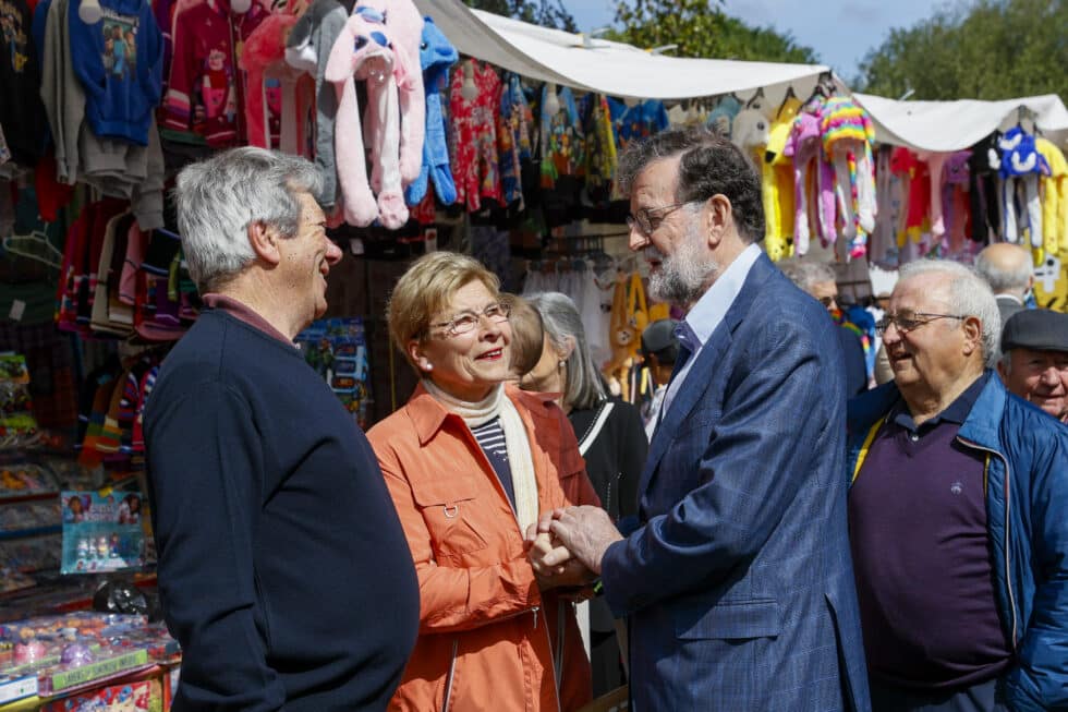 Mariano Rajoy, (2d) saluda a la gente en la Fiesta de la Trucha de Oroso, (A Coruña)