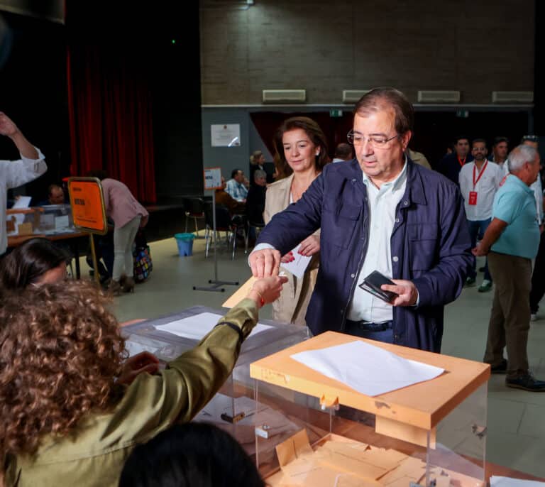 El PSOE mantiene Castilla-La Mancha pero pierde Extremadura