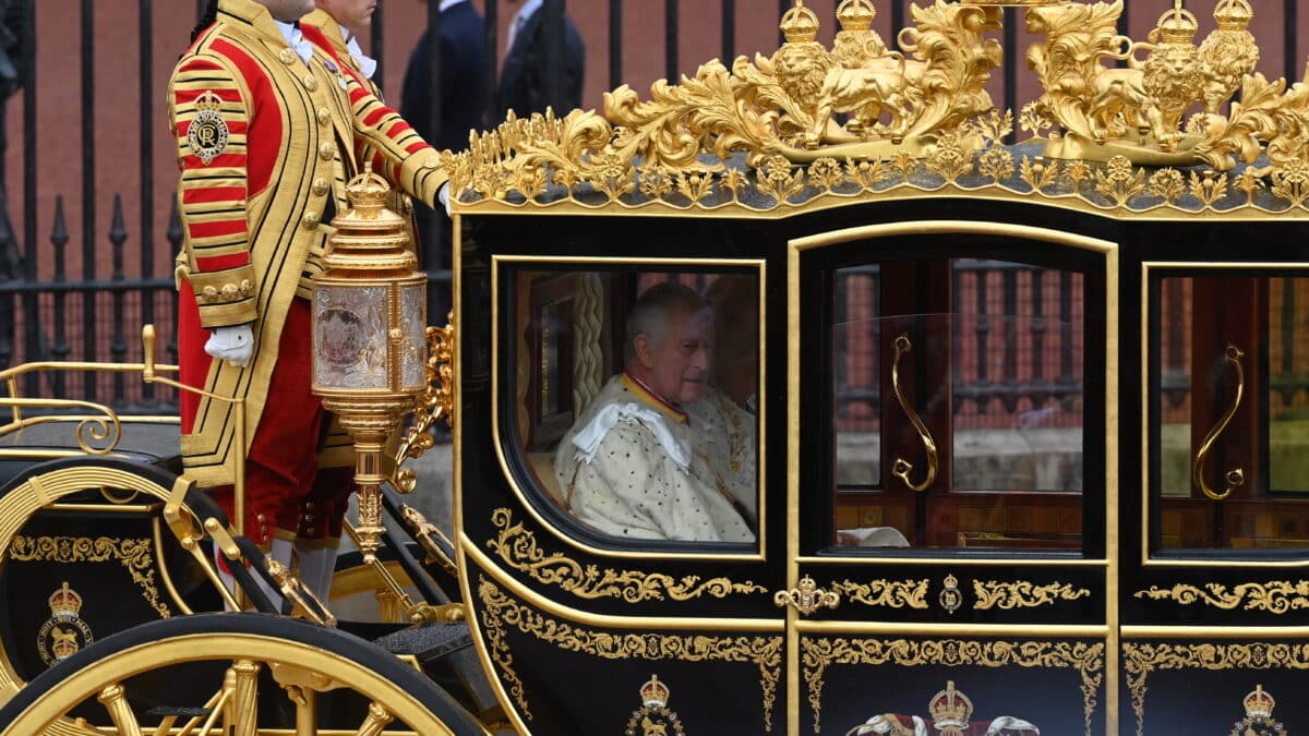 El rey Carlos sale en carroza del palacio de Buckingham.