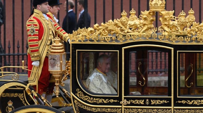 El rey Carlos sale en carroza del palacio de Buckingham.