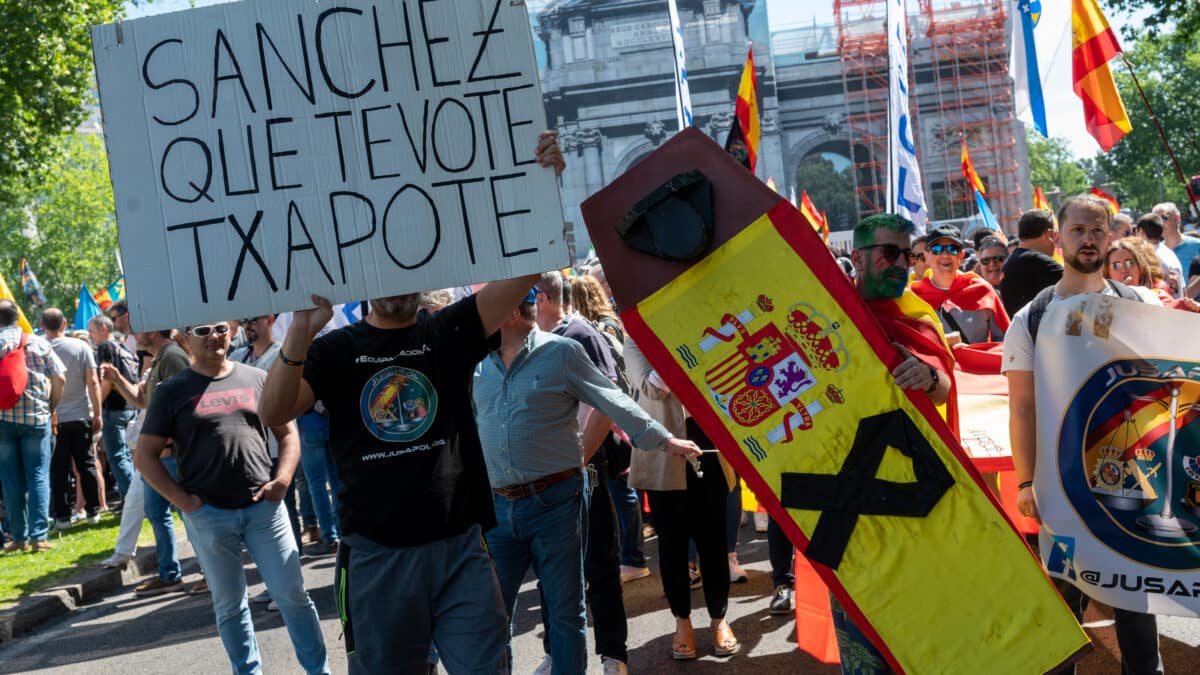 Miles de guardias civiles y policías claman en Madrid por "justicia salarial" y "pensiones dignas"