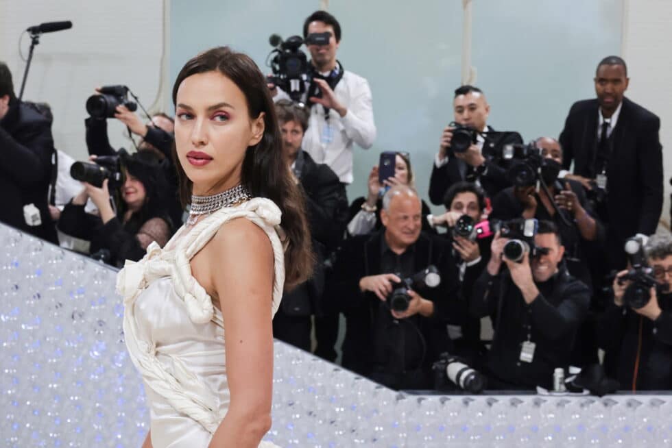 Irina Shayk llega a la alfombra de la Met Gala 2023