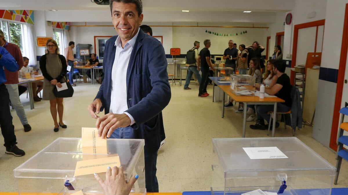 El candidato del PPCV a la presidencia de la Generalitat valenciana, Carlos Mazón, ejerciendo su derecho al voto en Alicante.