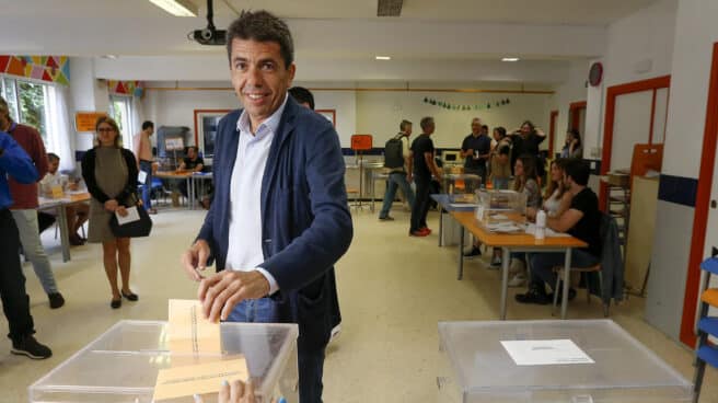El candidato del PPCV a la presidencia de la Generalitat valenciana, Carlos Mazón, ejerciendo su derecho al voto en Alicante.