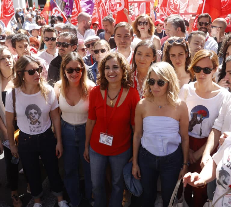 Ministros, sindicalistas, rosas y pachanga