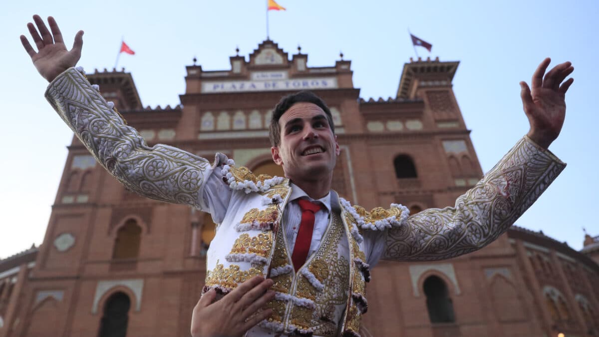 Fernando Adrián, por la Puerta Grande de Las Ventas.