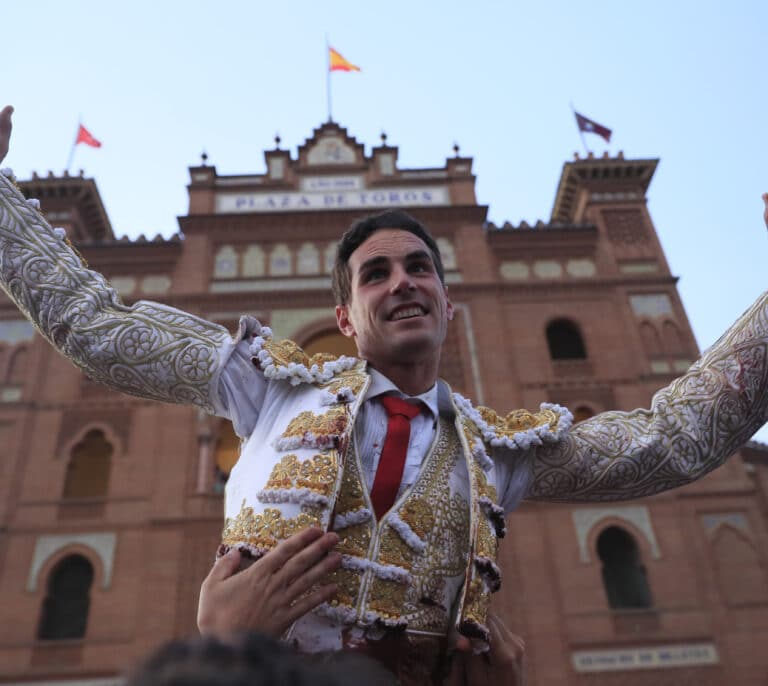 Puerta Grande para Fernando Adrián ante una encastada corrida de Santiago Domecq