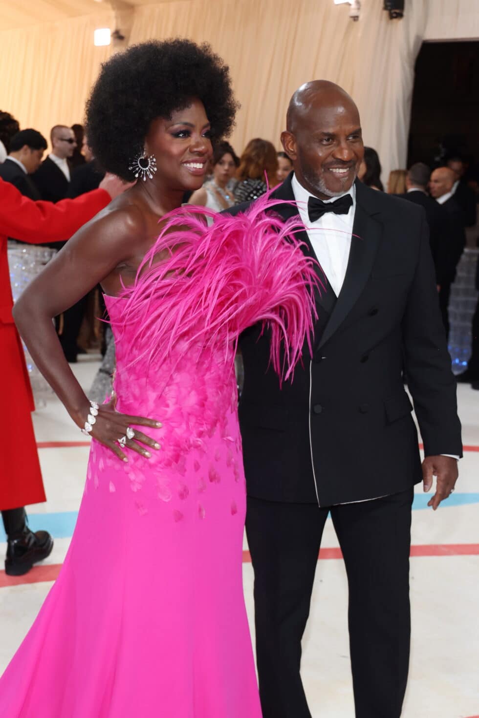Viola Davis (L) y Julius Tennon (R) llegan a la alfombra para la Met Gala 2023,