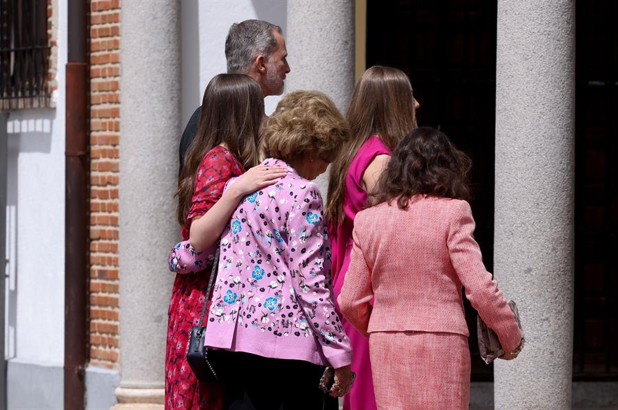 La princesa Leonor hace un gesto cariñoso a su abuela, la reina, en la confirmación de la infanta Sofía