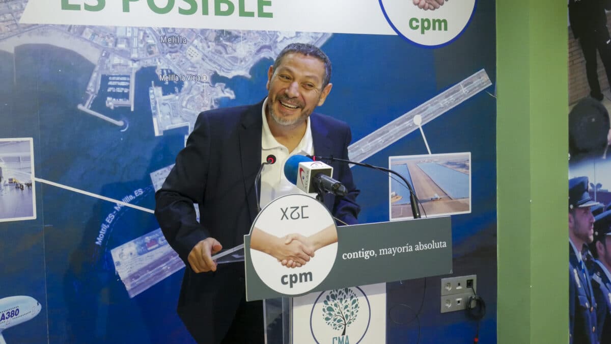 El presidente de Coalición por Melilla (CPM), Mustafa Aberchán, ofrece una rueda de prensa en la sede del partido (Efe).